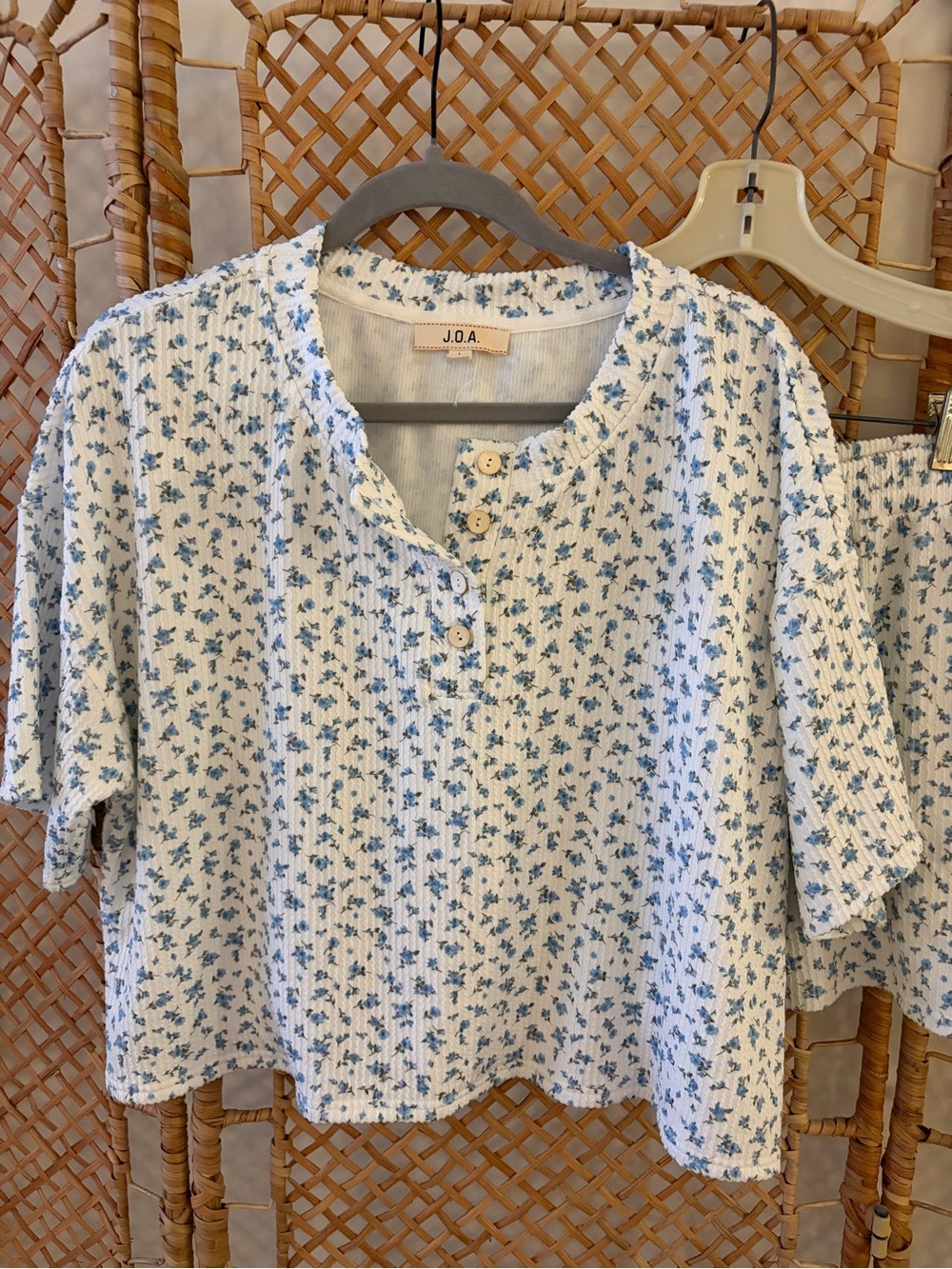 J.O.A. Women’s Ribbed White Two-Piece Lounge Set with Blue Floral Print - Picture 3 of 10